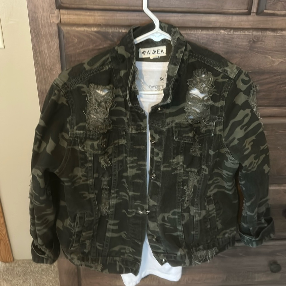 Distressed Waimea camouflage denim jacket size L